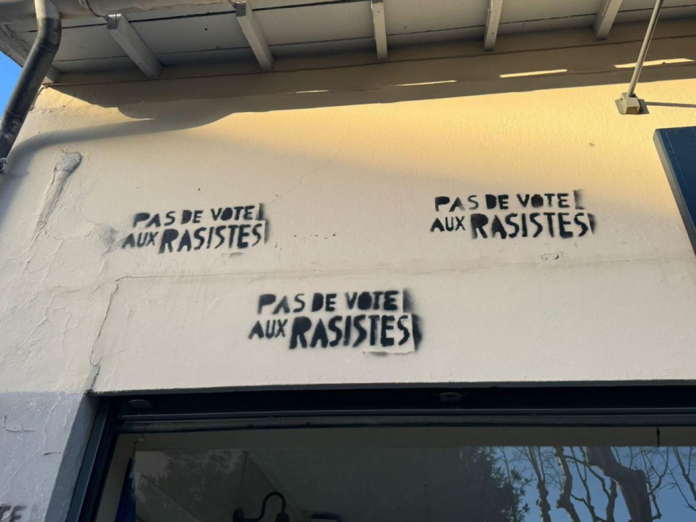 Tags sur la permanence parlementaire du député RN Emmanuel Fouquart. Crédits : Frontières.