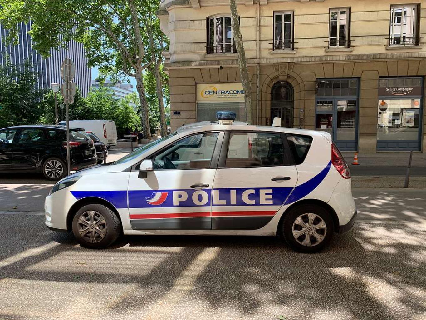 Un jeune homme tué par balle sur le parking d’un centre commercial à Draguignan