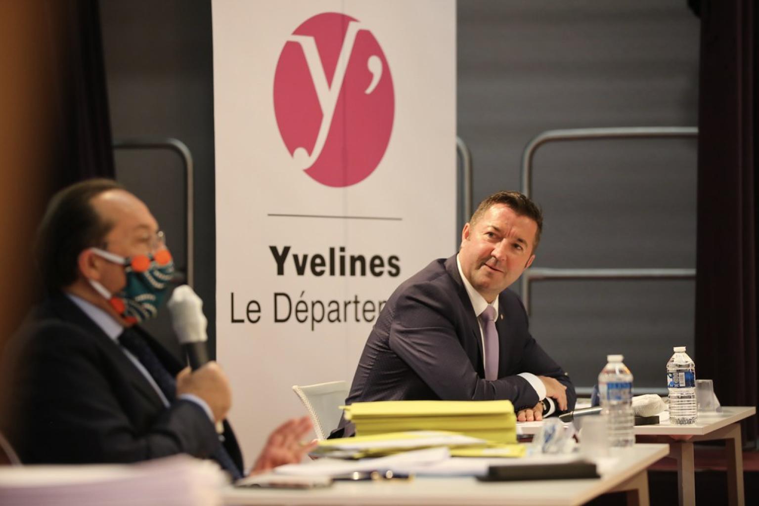 « L’ère des députés-racailles » : le député macroniste Karl Olive monte sur une voiture pour célébrer la victoire du PSG