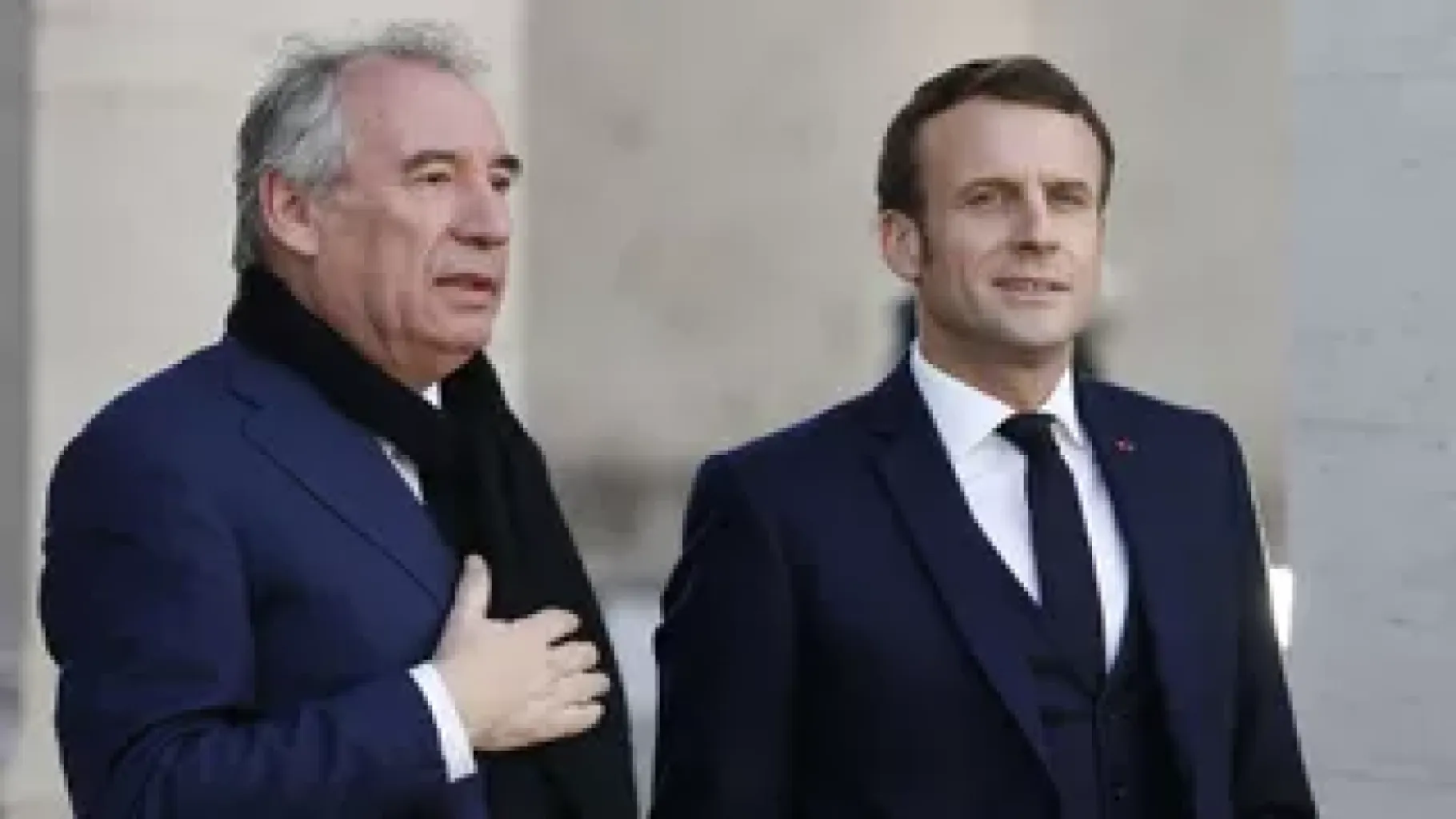 Dans un nouveau sondage, Macron stabilise et Bayrou dévisse